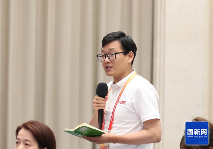 奋斗者代表答顶端新闻:年轻人要树立长期主义和工匠精神|直击见面会(难以置信)