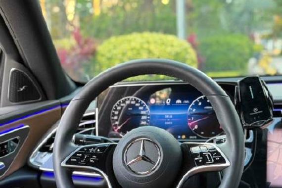 奔驰 E300L 豪华 2024 年 3 月首次上牌 国六排放 2.0T 后驱 2.2 万公里