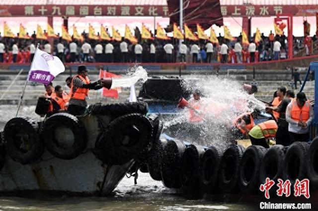 5月31日,第十九届闽台对渡文化节暨蚶江海上泼水节在福建石狮蚶江镇开幕。图为海上泼水。中新网记者 吕明 摄