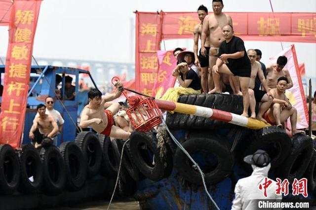 5月31日,两岸民众在福建石狮海上泼水“闹”端午。图为妙趣横生的海上捉鸭。中新网记者 吕明 摄