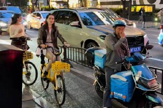 这辆宝马X5M想引起路边外国美女小姐姐的注意，原地踩油门炸街
