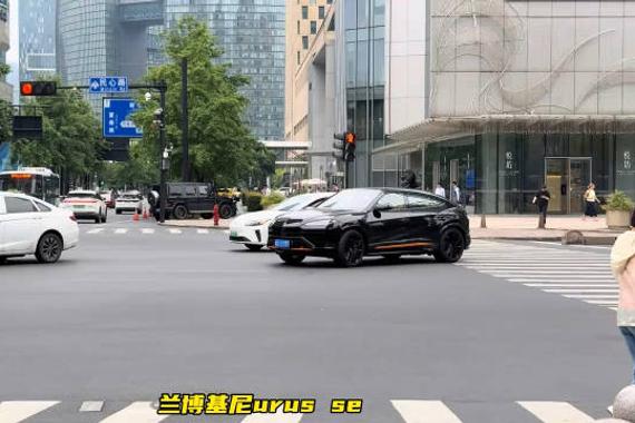杭州万象城车展新款兰博基尼urus亮相，声浪引关注