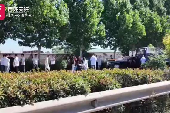 河北邢台一劳斯莱斯幻影与大货车碰撞 租赁公司：正执行婚庆任务