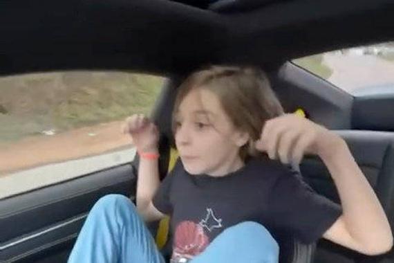 保时捷911 Turbo S弹射起步……小朋友应该到中国试试EV了