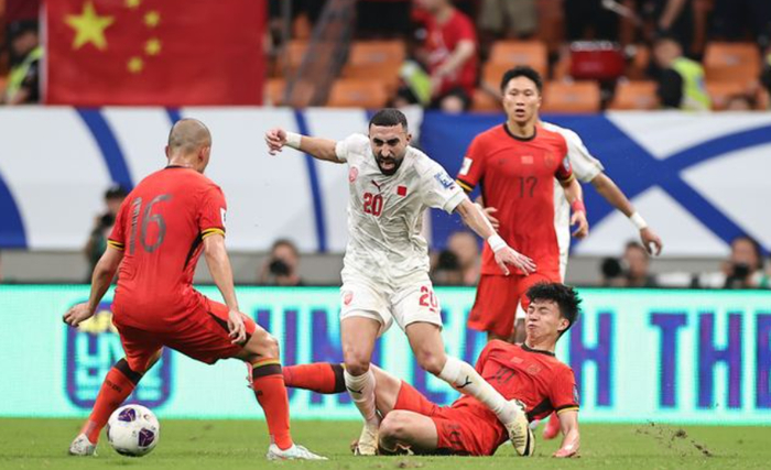 24岁国脚脚法业余：11分钟2次罚角球开出底线，国足队友看不懂