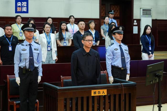 南方电网原党组成员龙飞一审获刑七年