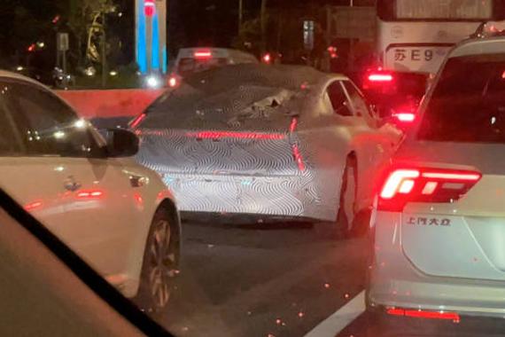 群友拍到的伪装车，好像是新款的小鹏P7啊，这么轻易就泄露曝光了吗？
