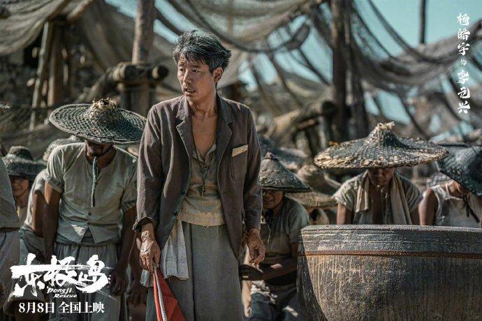 请欣赏《东极岛》主演们这油光水滑又结实紧致的黑皮肌肉线条吧！