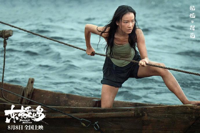 请欣赏《东极岛》主演们这油光水滑又结实紧致的黑皮肌肉线条吧！