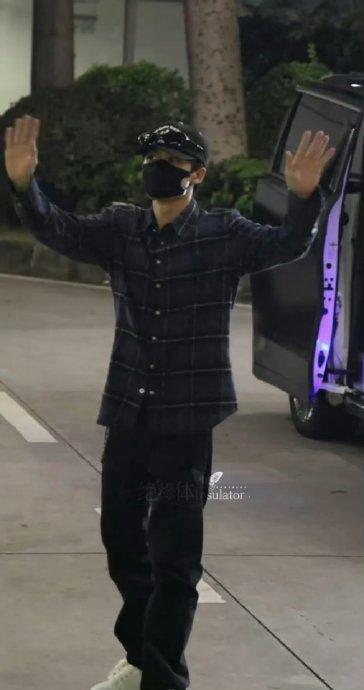 檀健次机场被私生追赶仍不忘与粉丝打招呼
