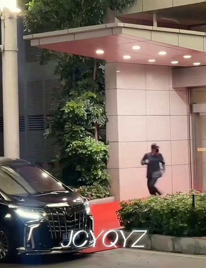 檀健次机场被私生追赶仍不忘与粉丝打招呼