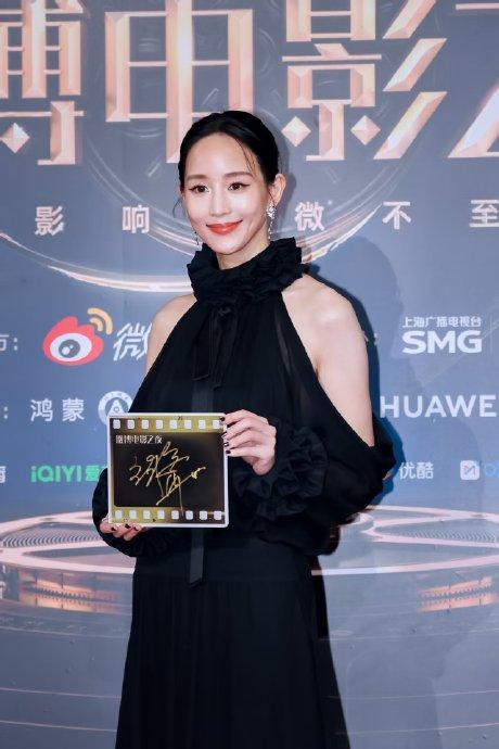 快来看张钧甯的微博之夜红毯妆造！原来低饱和裸粉妆可以这么美！