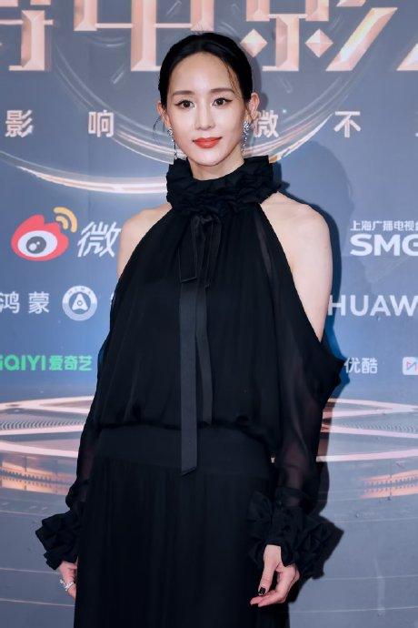 快来看张钧甯的微博之夜红毯妆造！原来低饱和裸粉妆可以这么美！