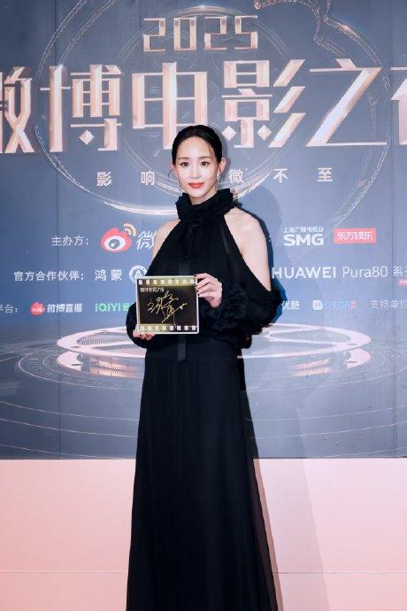 快来看张钧甯的微博之夜红毯妆造！原来低饱和裸粉妆可以这么美！