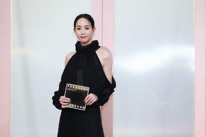 快来看张钧甯的微博之夜红毯妆造！原来低饱和裸粉妆可以这么美！