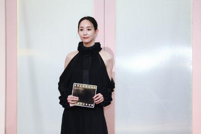 快来看张钧甯的微博之夜红毯妆造！原来低饱和裸粉妆可以这么美！