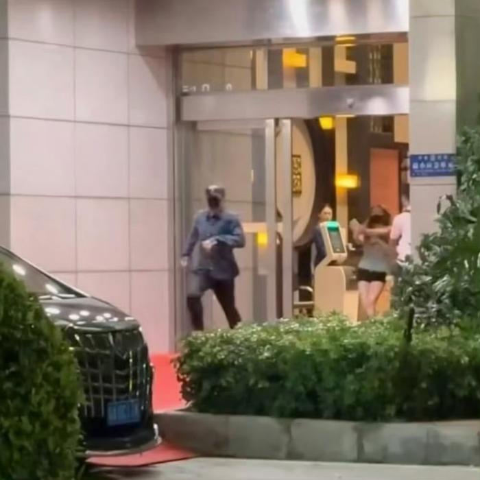 檀健次机场被私生追赶仍不忘与粉丝打招呼