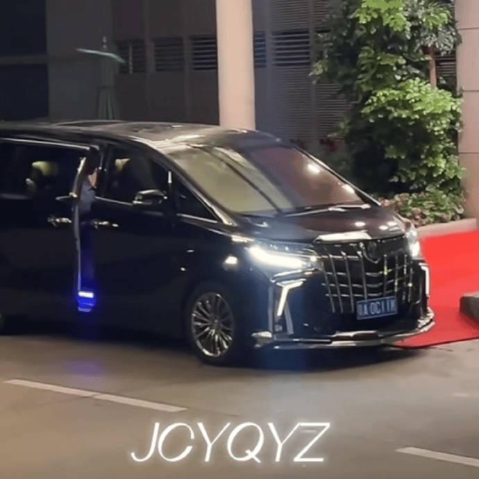 檀健次机场被私生追赶仍不忘与粉丝打招呼