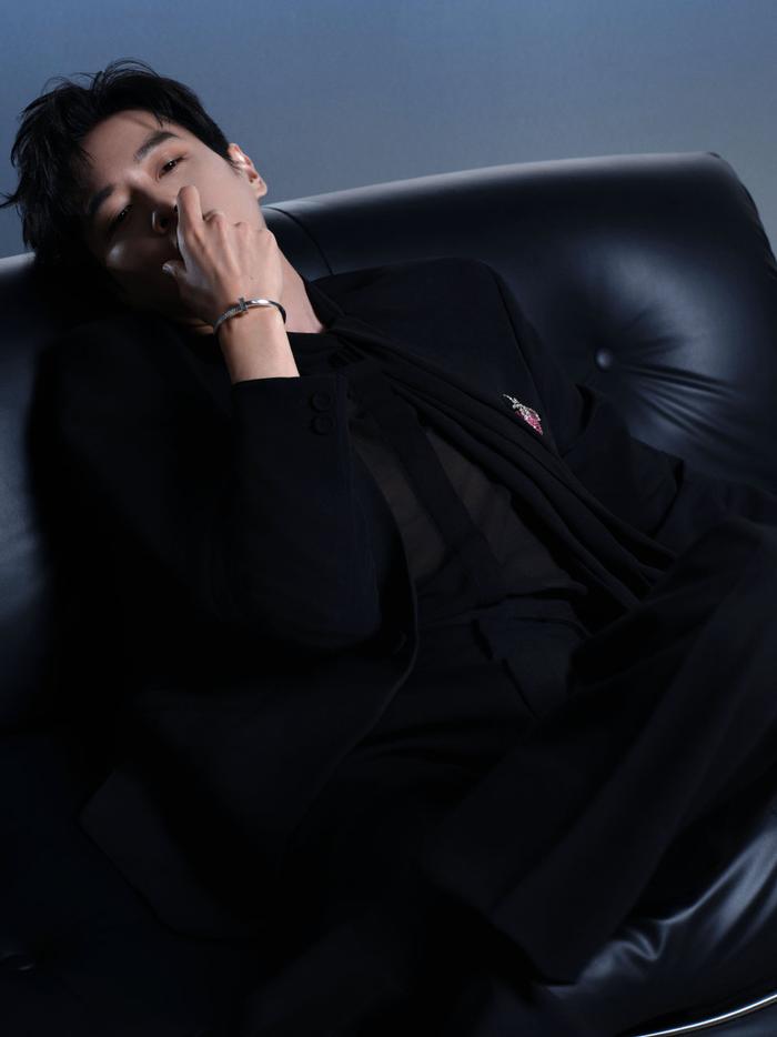 张若昀完美演绎FENDI黑色西装，卓越剪裁凸显非凡身形