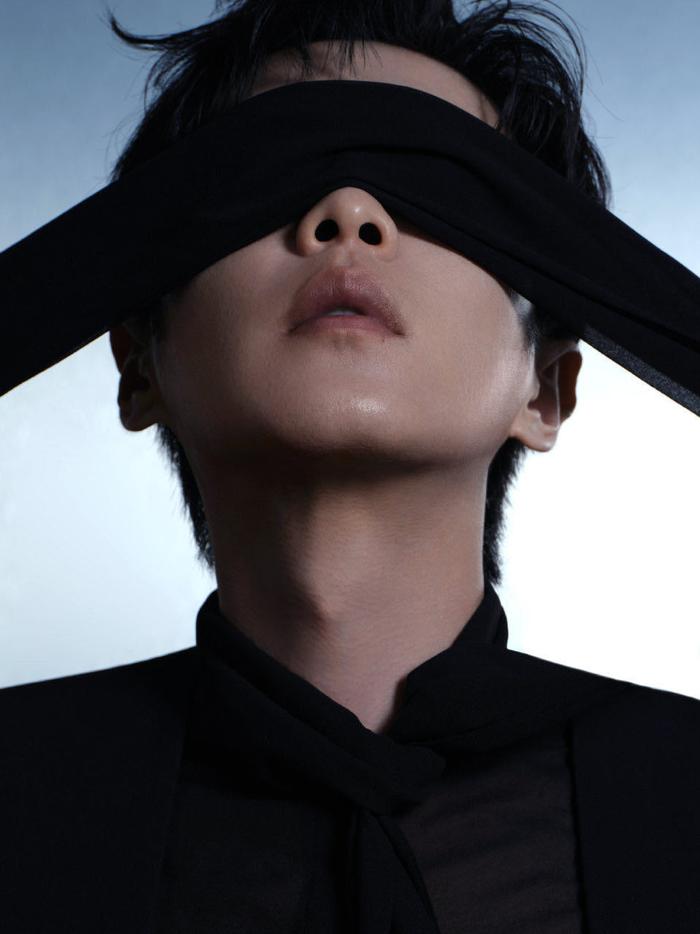 张若昀完美演绎FENDI黑色西装，卓越剪裁凸显非凡身形