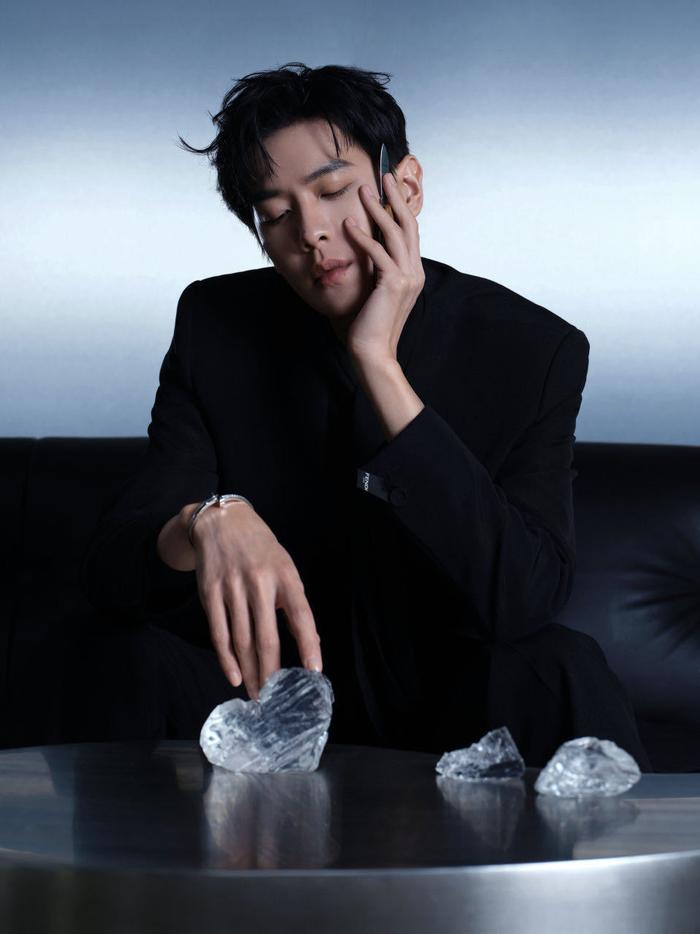 张若昀完美演绎FENDI黑色西装，卓越剪裁凸显非凡身形