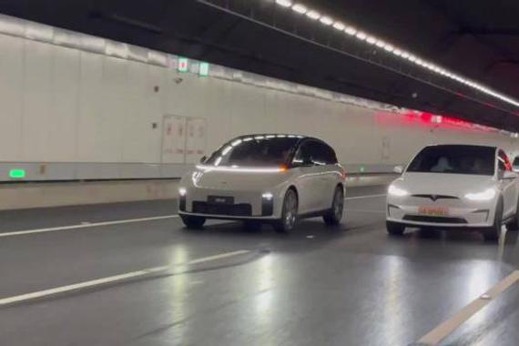 理想i8与特斯拉Model X设计对比，未来感与经典并存
