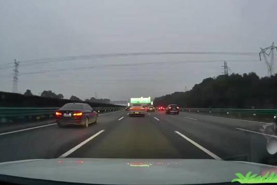 白色大众POLO高速行驶撞击视频车