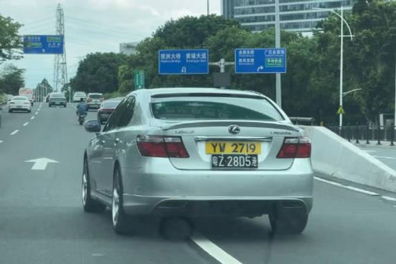 银色凌志LS600hL现身街头，霸气包围引注目