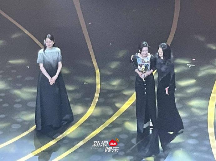 万茜获金爵影后，咏梅长泽雅美同框祝贺
