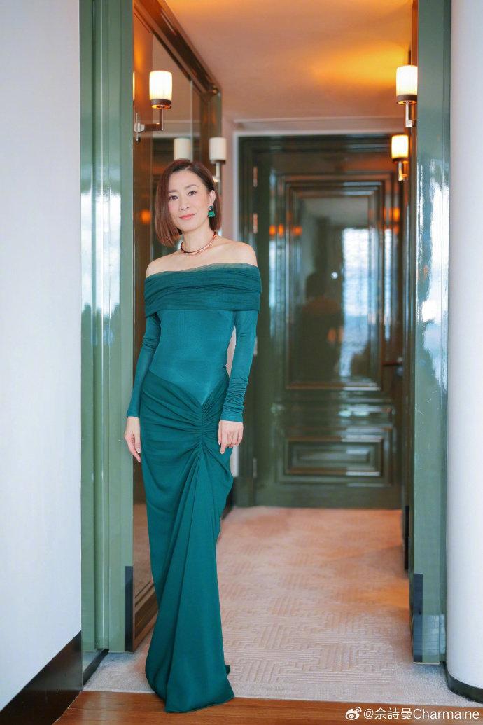 佘诗曼穿绿色造型惊艳，回应粉丝称呼老婆