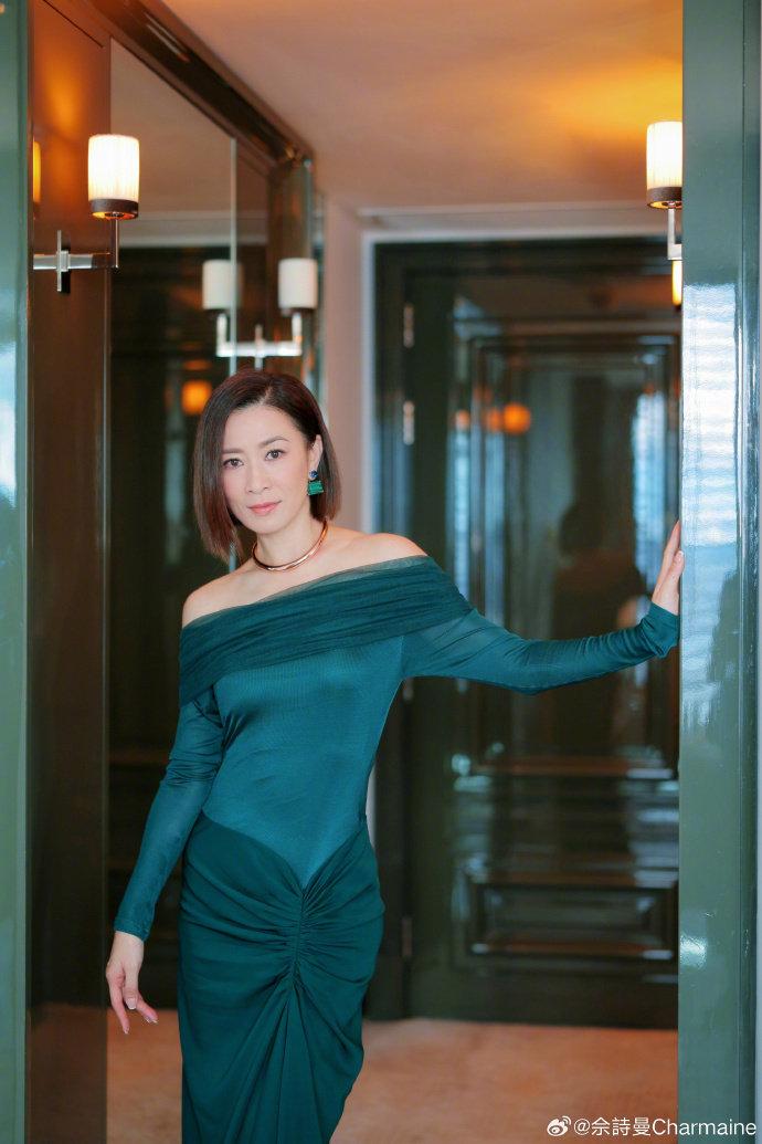 佘诗曼穿绿色造型惊艳，回应粉丝称呼老婆
