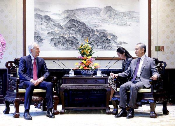 王毅会见英国前首相布莱尔：个别大国背弃国际责任，中英应体现责任担当