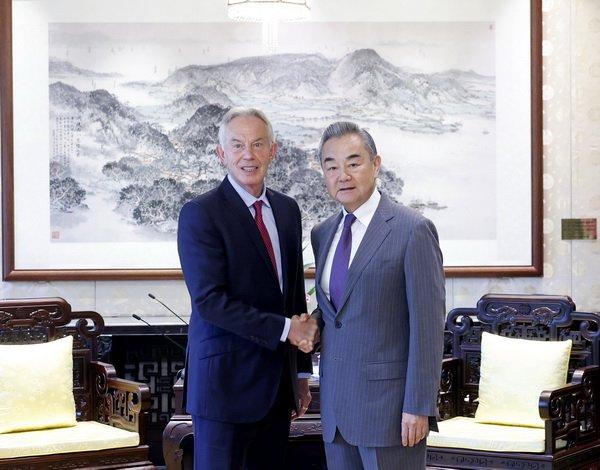 王毅会见英国前首相布莱尔：个别大国背弃国际责任，中英应体现责任担当