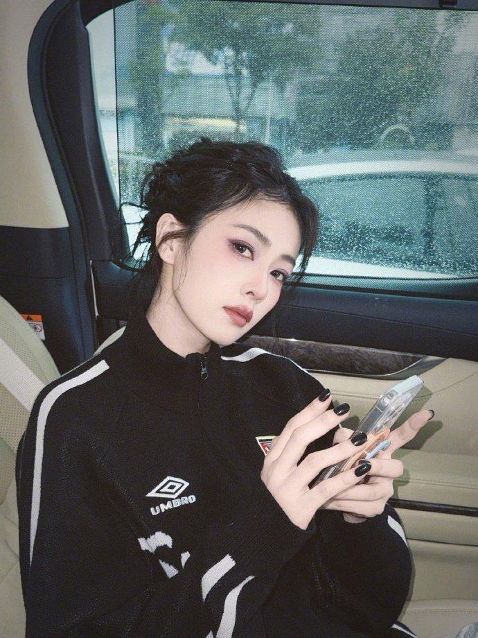 白鹿遭新浪娱乐整活求婚，一脸懵圈回应