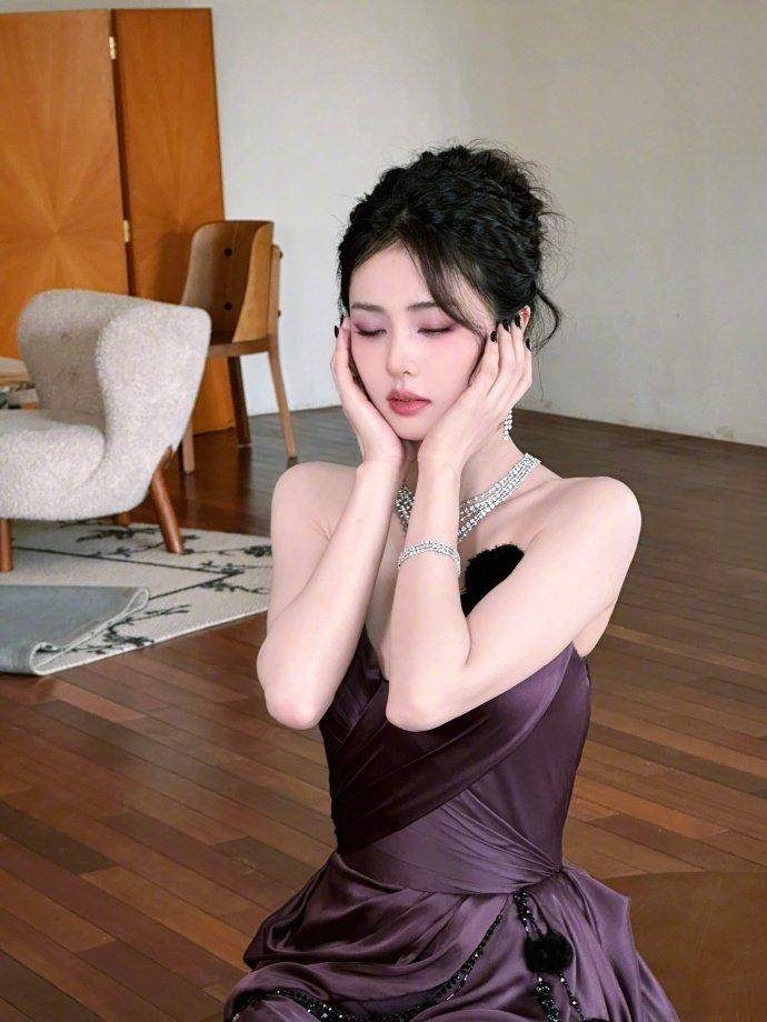 白鹿遭新浪娱乐整活求婚，一脸懵圈回应