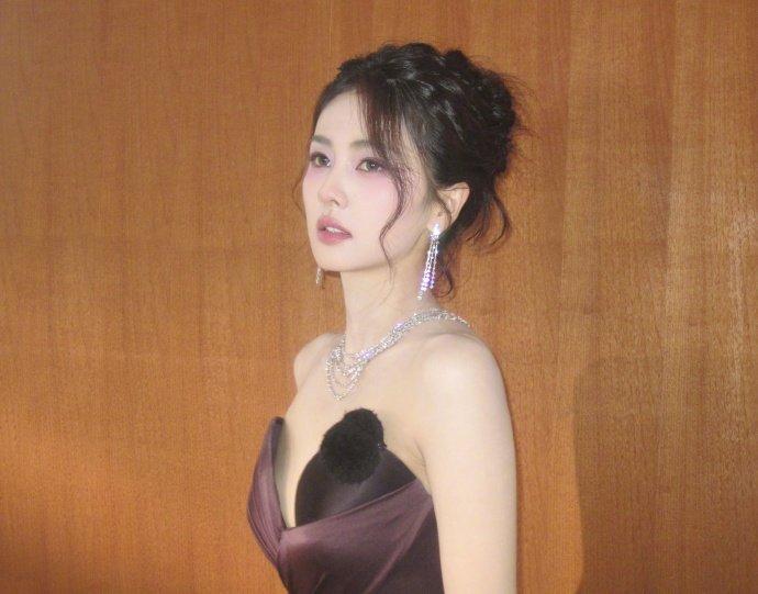 白鹿遭新浪娱乐整活求婚，一脸懵圈回应