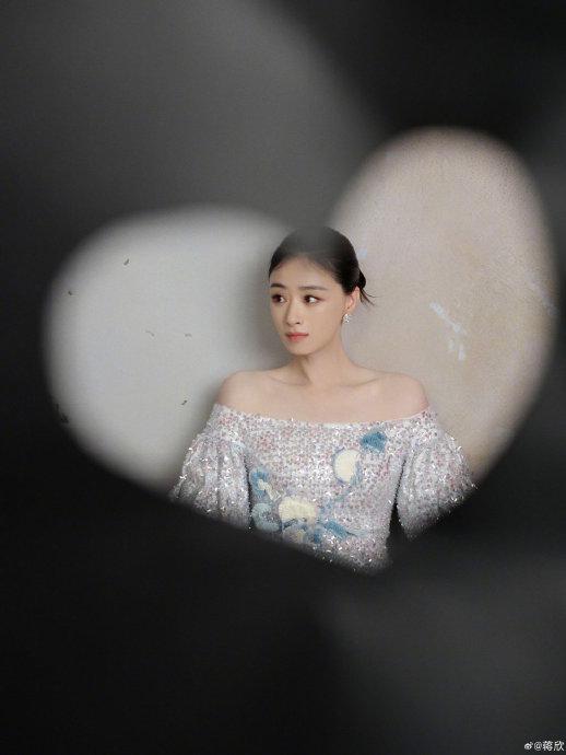 蒋欣称白玉兰获奖是新开始，与宋佳闫妮同谈高跟鞋困扰