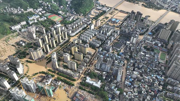 贵州榕江县公安局:灾后清淤,所有停在县城主次道路车辆一律驶离