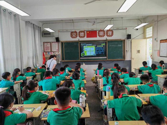 学生们与AI一起创作歌曲 崔璐 摄