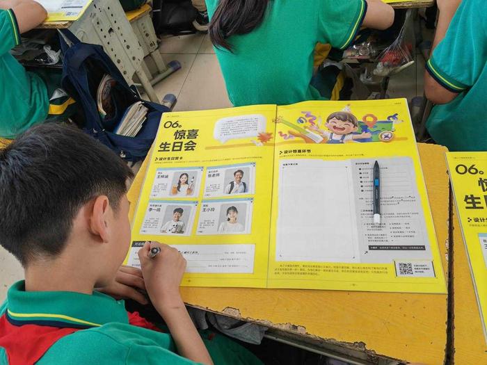 学生在人工智能通识课程随材学具上写AI指令 崔璐 摄