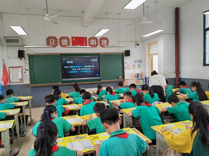 学生们通过指令让AI制作一张生日贺卡 崔璐 摄