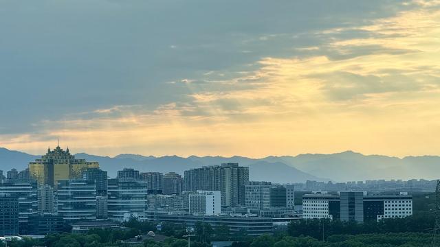看完蓝天赏晚霞!北京城今天美景不断
