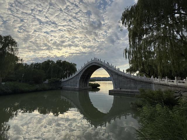 看完蓝天赏晚霞!北京城今天美景不断