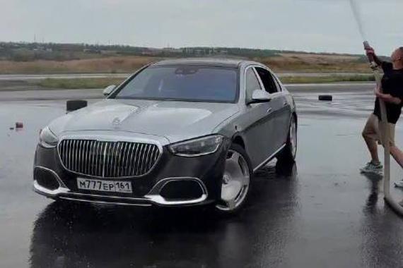 这哥们又整活了，这回是用高压水枪给迈巴赫S680“洗内饰”