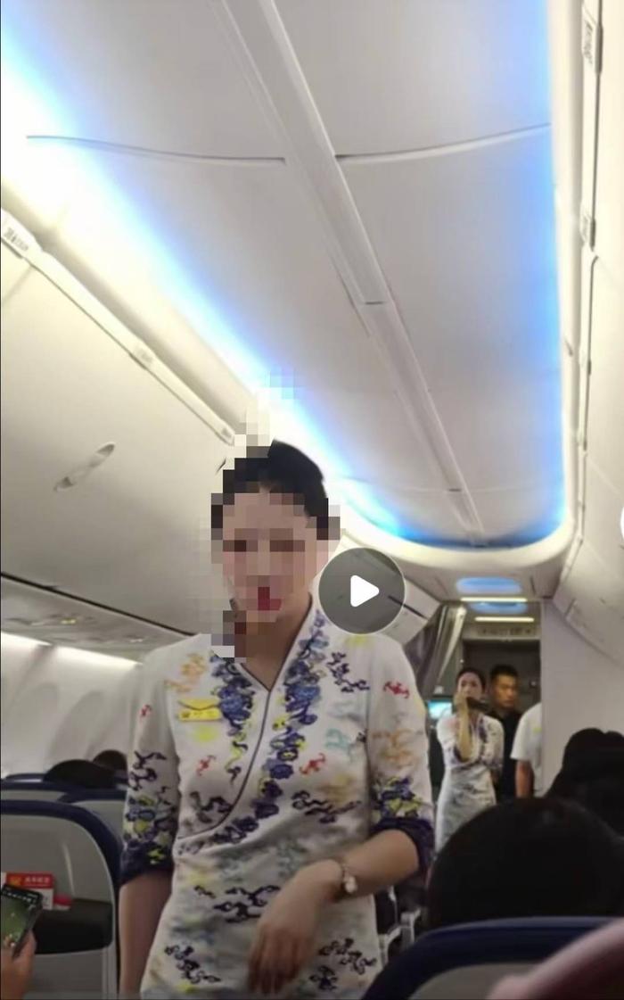 一航班关舱门时发现两人上错飞机,航司通报