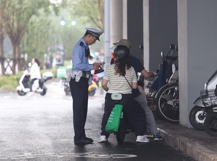 骑电驴还玩手机?低头1秒相当于“盲骑”7米,北京开始严查