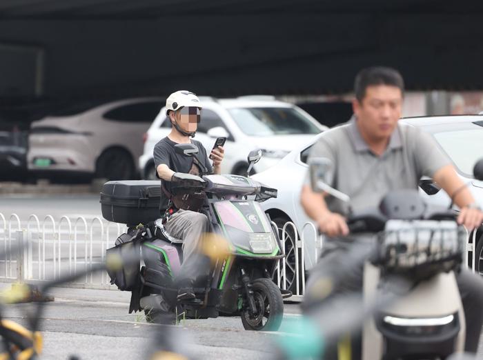 骑电驴还玩手机?低头1秒相当于“盲骑”7米,北京开始严查