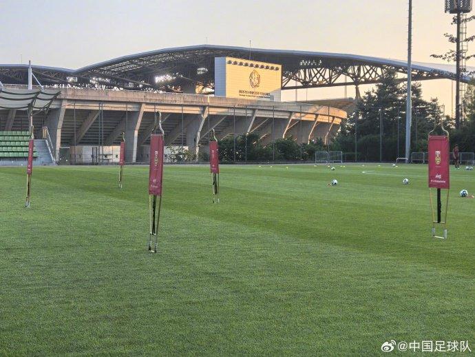 男足队员出征东亚杯携带较多行李入关引发关注 中国足球队回应