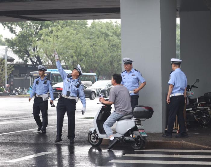 骑电驴还玩手机?低头1秒相当于“盲骑”7米,北京开始严查