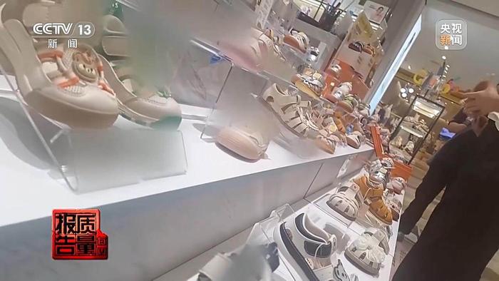 专家建议,为学步期的孩子选鞋不用局限于某个品牌或某种特别的设计,也无须花费高昂的代价,把控好两个特点即可。